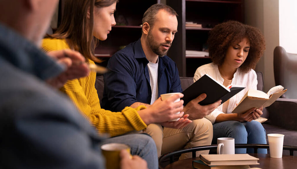 people-reading-together-side-view (1)