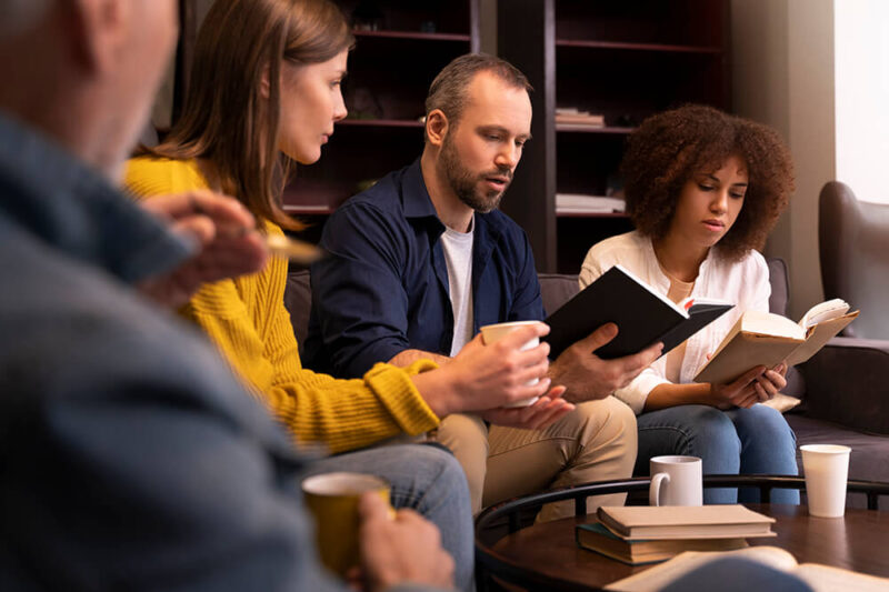 people-reading-together-side-view (1)