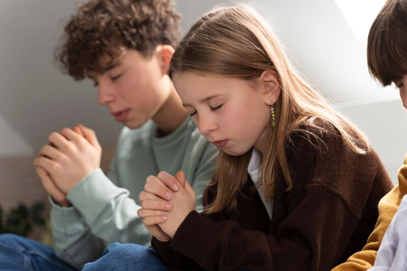 christian-family-praying-together (1)