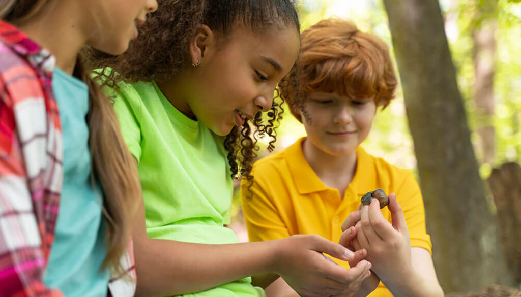 kids-spending-time-together-nature (1)