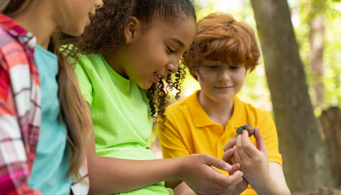 kids-spending-time-together-nature (1)