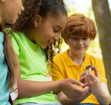 kids-spending-time-together-nature (1)