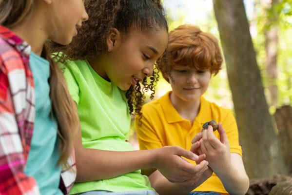 kids-spending-time-together-nature (1)