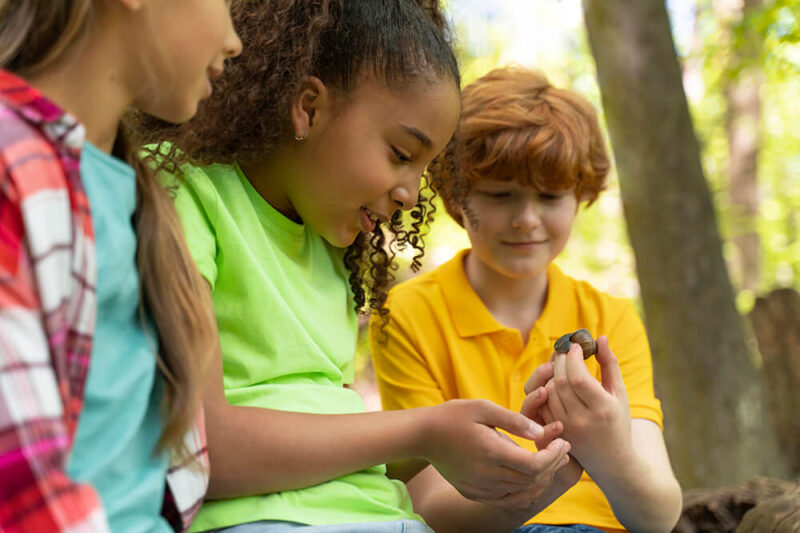 kids-spending-time-together-nature (1)