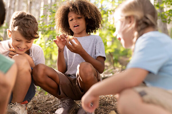 children-participating-treasure-hunt (1)